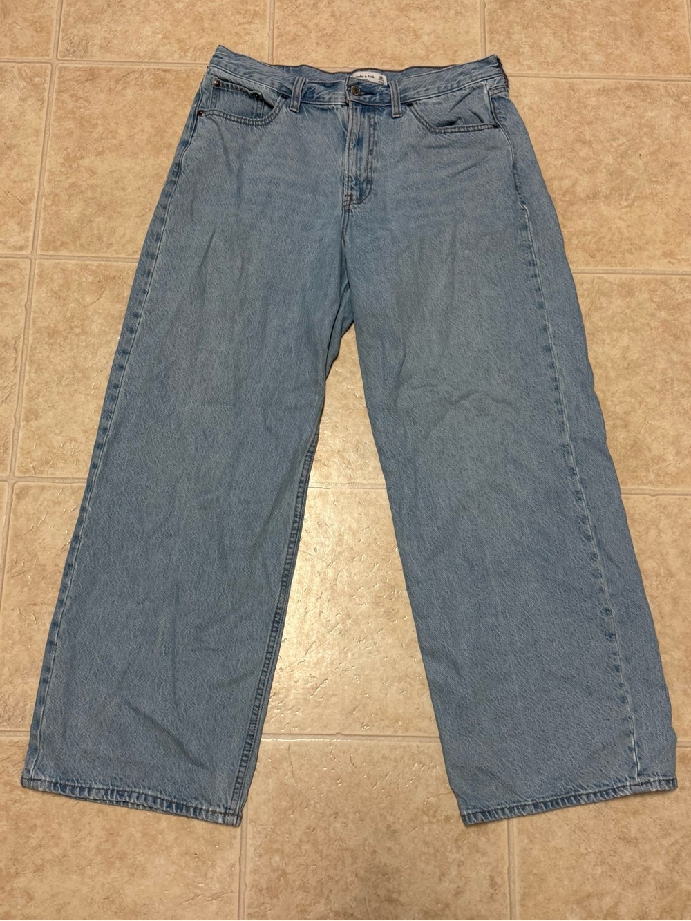 Abercrombie & Fitch Curve Love The Ultra Loose Low Rise Jeans Size 29 Light Wash - Picture 2 of 4